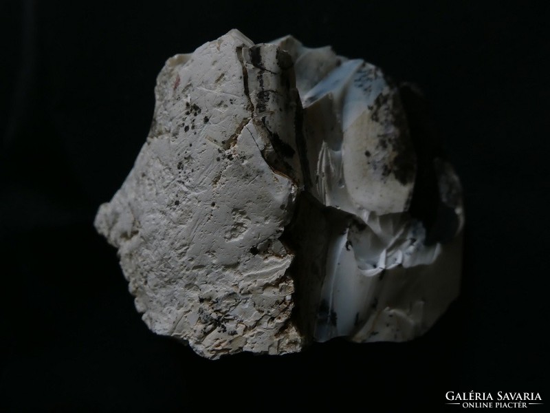 Természetes közönséges opál ásvány dendrites mintákkal (Merlinit). 43 gramm