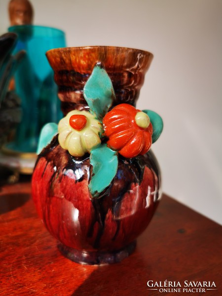Art deco floral vase with hops