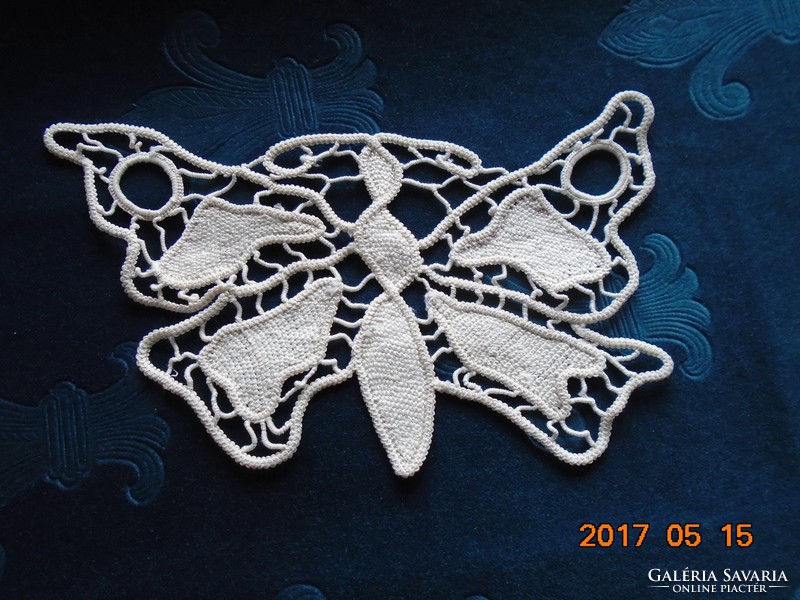 Pillangó mintával POINT LACE terítő 21 x 14 cm  (33)