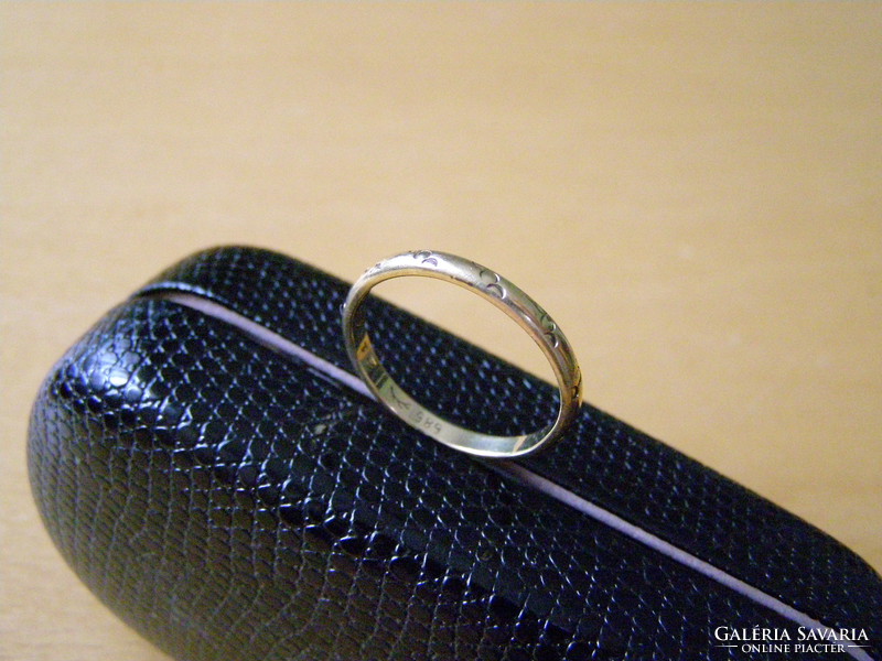 Gold wedding ring, 14 carats
