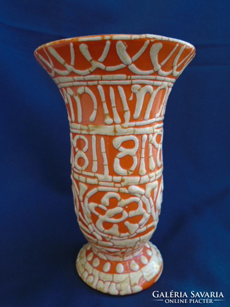 Gorka Géza váza.   hibátlan vitrin állapotban van ....18,5 cm