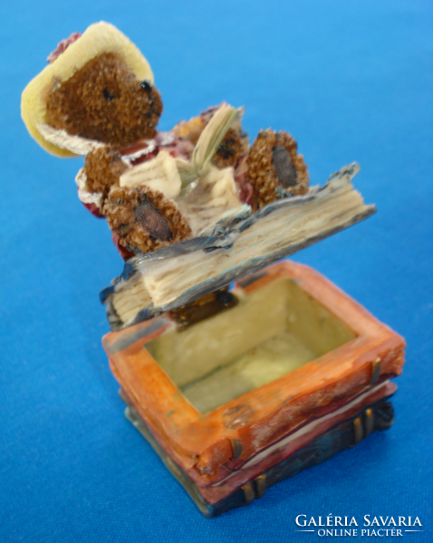 Könyveken üldögélő, levelet író kismackó - ékszeres doboz