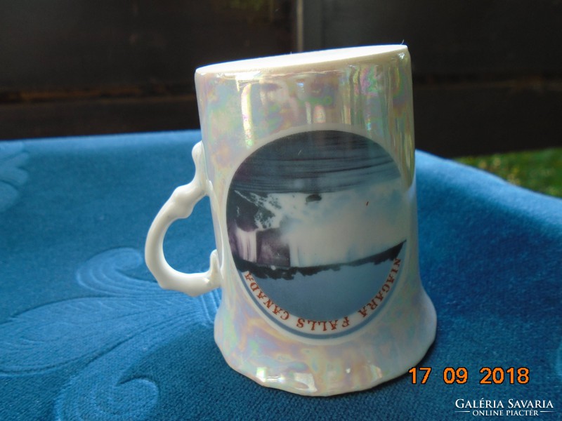 A Niagara vízeséssel és Kanada nemzeti szimbólúmával a juharlevéllel souvenir csésze