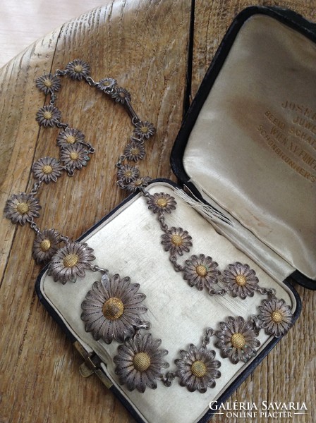Special old filigree silver-plated daisy necklace