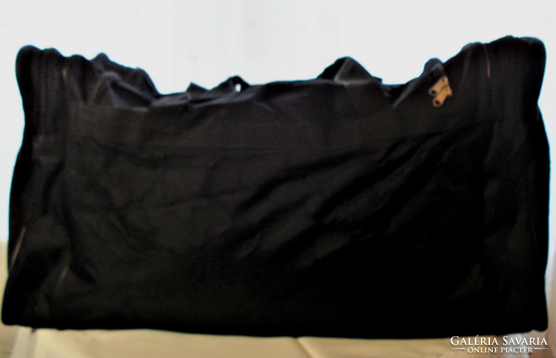 Huge shoulder bag or sports bag that can be hung on the shoulder