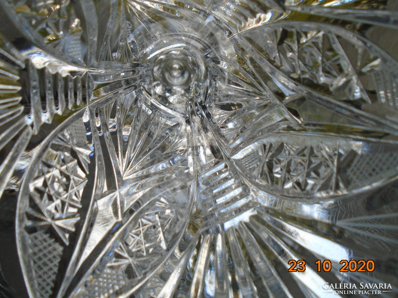 Többféle növényi mintával és rácsmintával, cakkos peremmel, csiszolt fazettált üvegkristály váza
