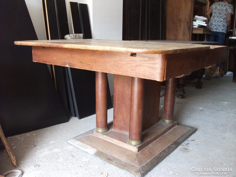 Antik oszloplábú, rézpapucsos kinyitható asztal