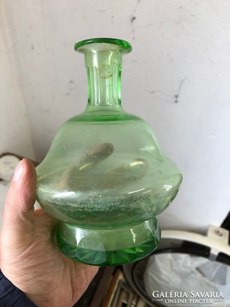 Régi zöld üveg, hibátlan állapotban, 18 cm magasságú.