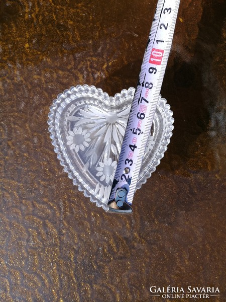 Heart-shaped crystal ring holder