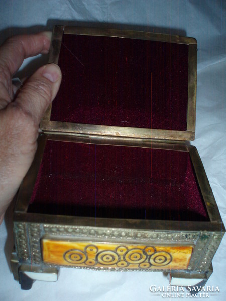 Vintage kis csontberakásos keleti fém dobozka