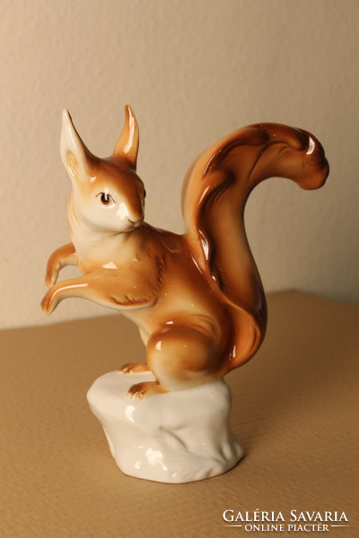 Royal Dux porcelán mókus szobor, nagyméretű