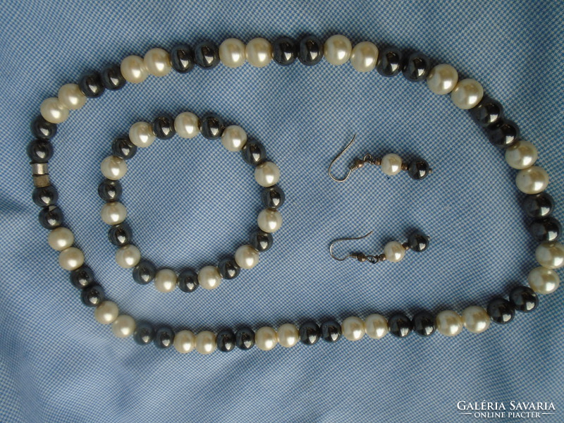 A new jewelry set with landscape pearls and magnetic hematite can also be a real gift