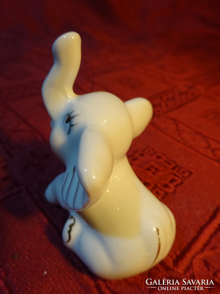 Német porcelán, ülő kis elefánt, magassága 5,3 cm. Vanneki!