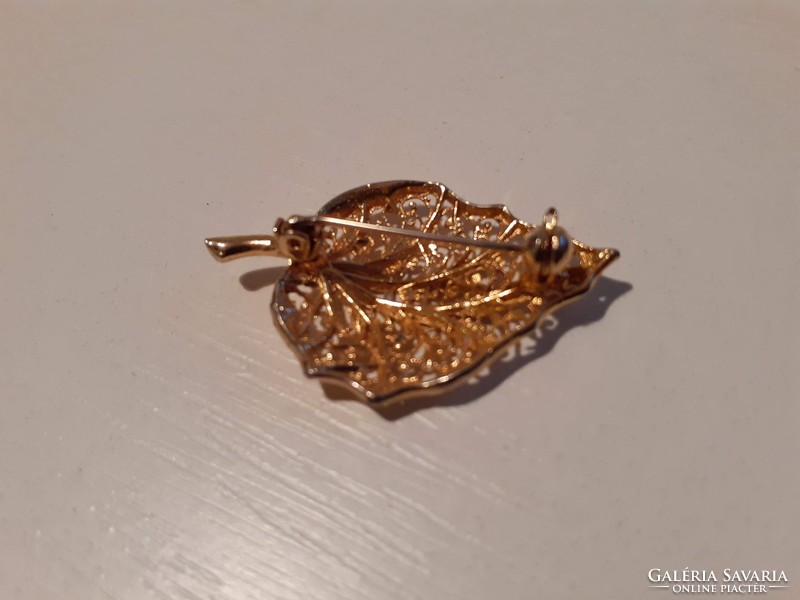 Old gilded leaf-shaped brooch in good condition