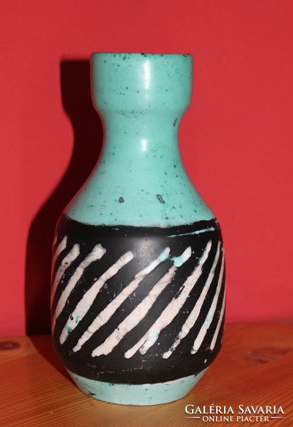 Gorka lívia: vase in green-black with white stripes