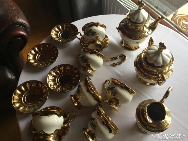 A gold and white porcelain tea set of incomparable beauty