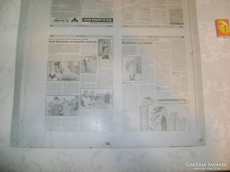 Retro lemez tábla, falvédő - hódmezővásárhelyi újság cikkekkel, hírekkel - 2003