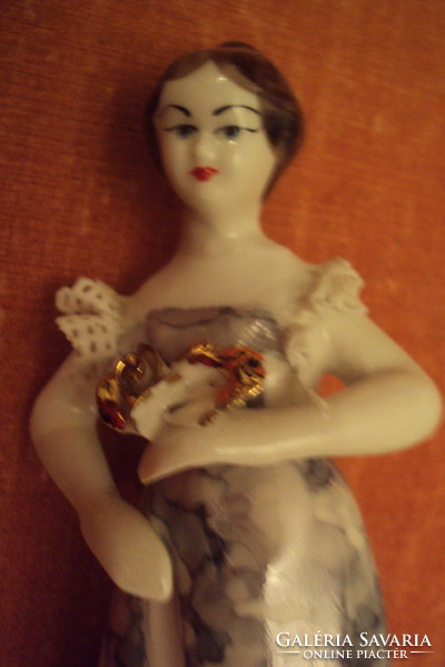 Táncosnő, tüllcsipke fodros ruhában---régi, kézi festésű porcelán vitrindísz.