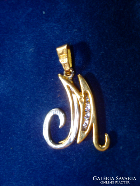 Antik M betű formájú fehér és sárga arany medál 