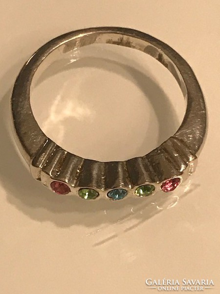 Színes kristályokkal díszített modern gyűrű, 56-os méret