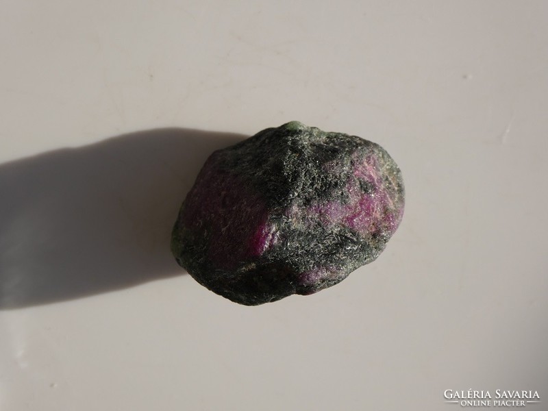 Természetes Aniolit (Rubin-zoisit-amfibol / Rubinzoizit) darab, nyers ásvány. 22 gramm