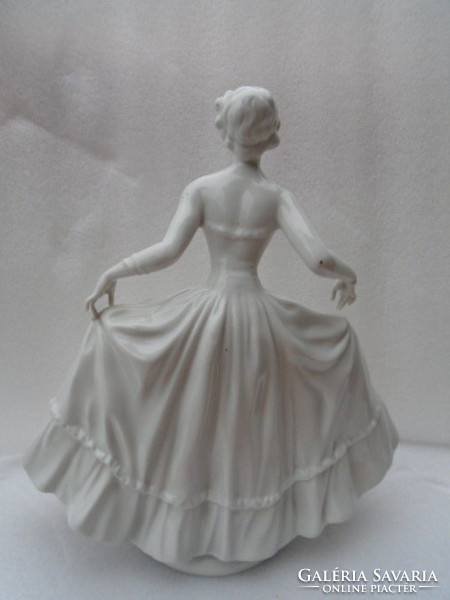XIX. A unique porcelain lady with the coat of arms of Sz. Kossuth is a lifelike creation, weighing almost 1 kg