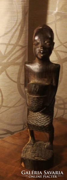 Afrikai szobor :Terhet cipelő nő.Mérete:17 cm magas.