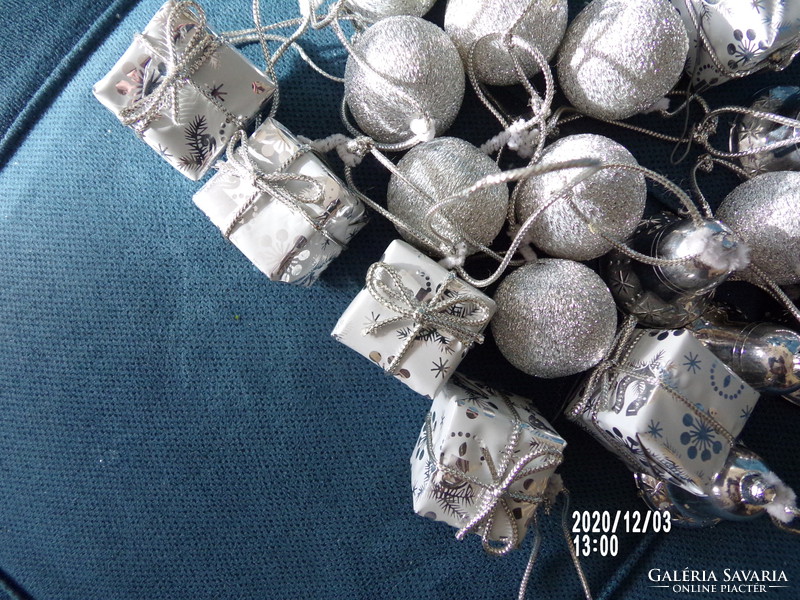 Ezüst színű karácsonyi díszek- 24 db