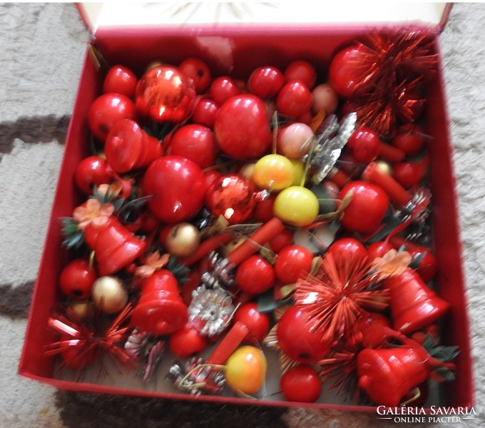 Rengeteg piros domináns karácsonyfa dísz