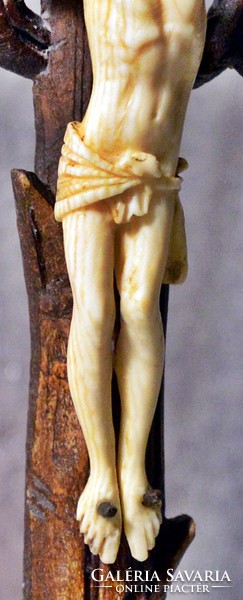 55. Antik, CSONT Jézus Krisztus 8.3 cm, 31 cm faragott feszület,  kereszt, korpusz.