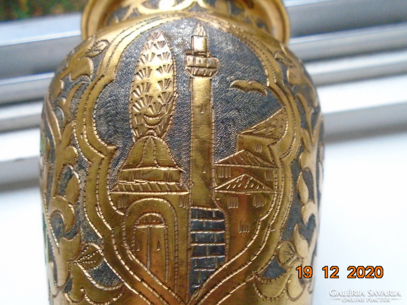 Niellós arabeszkkel, virágmintával 3 medalionban foglalt Keleti városképpel aranyozott kézműves váza