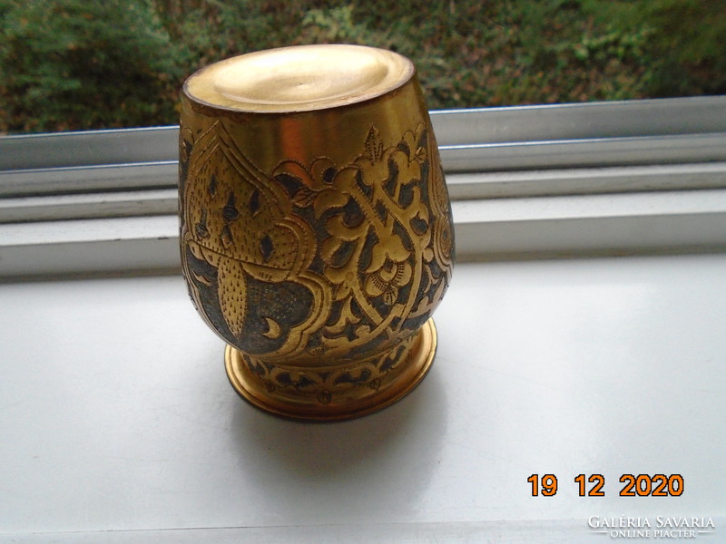 Niellos gilded handicraft vase with an oriental cityscape in 3 medallions with arabesques and floral patterns