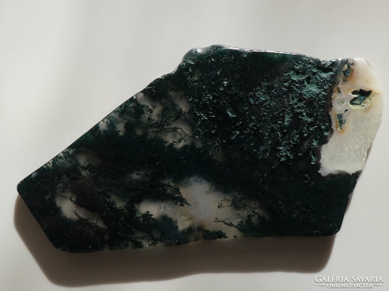 Természetes, nyers Mohaachát ásvány, csiszolt klorit és amfibol zárványos Kalcedon szelet. 46 gramm