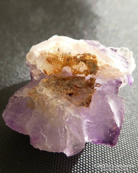 Természetes lila, köbös Fluorit kristálycsoport fehér Kalcit szemcsékkel. Gyűjtői darab. 10 gramm