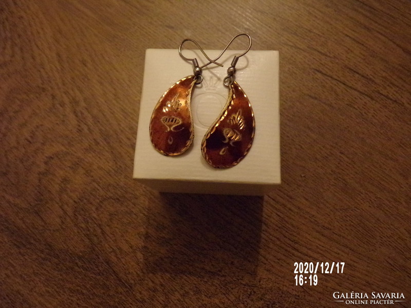 Golden brown incised earrings