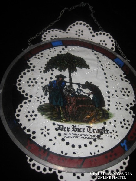 A sörhordó  munkás  " Der Bier  Trager " Üveg , kézi  festésű , fügeszthető ablakdísz