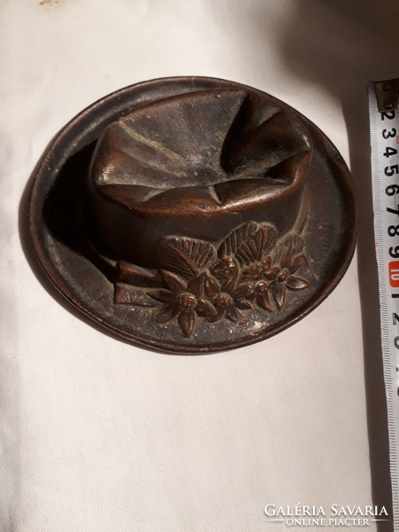 Hat-shaped bronzed ashtray(?)
