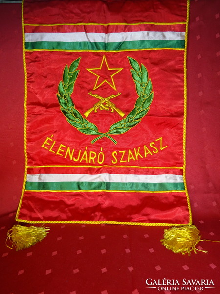 Flag marked with cutting edge section. Size: 39 x 56 cm. He has!