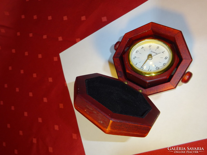 Quartz travel watch with bosch inscription in wooden box. He has!