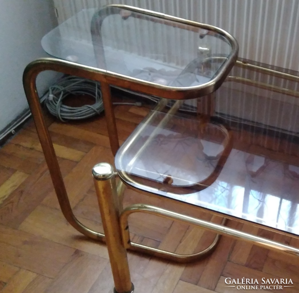 1960-as évekbeli olasz design :üveg lapos réz szerkezetű dohányzó asztal, különálló telefonasztallal
