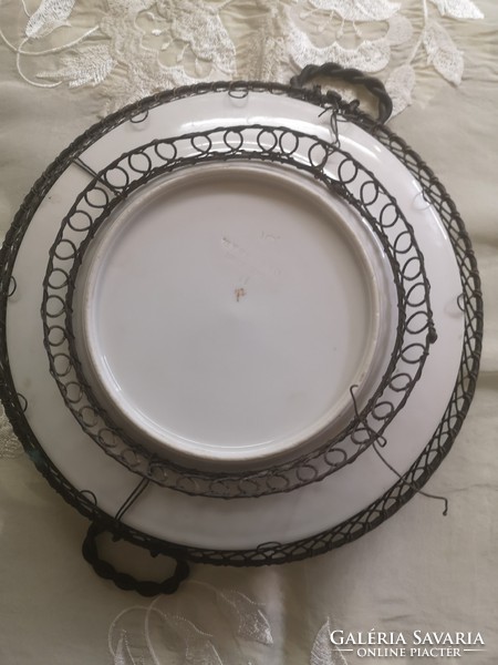 Porcelán asztalközép fémkerettel