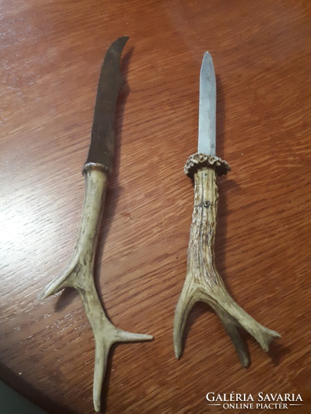 2 hunter knives