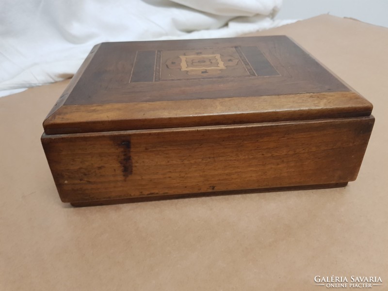 Nagyon szép patinás antik borotválkozó doboz 