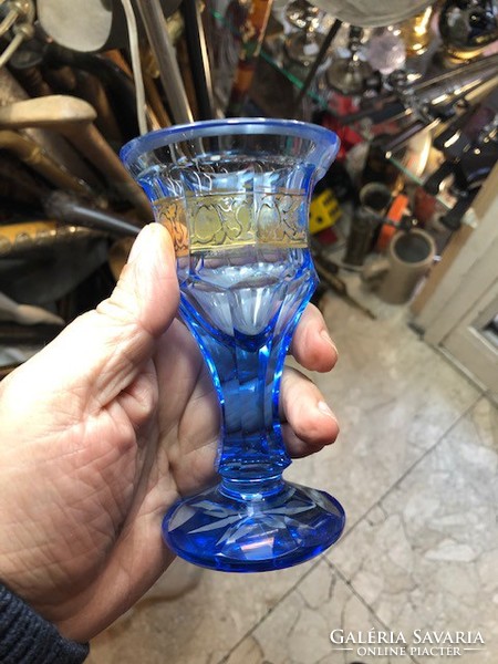 Cseh régi üveg váza, kék, bronz díszítéssel, 13 cm-es.