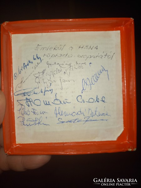Röplabdás hollóházi porcelán emlékplakett férfi '75 aláírásokkal HBNA