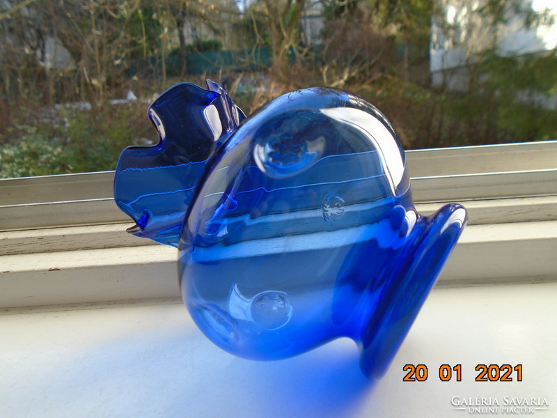 Művészi jelzett üveg kobaltkék váza fodros peremmel benyomott virág mintával