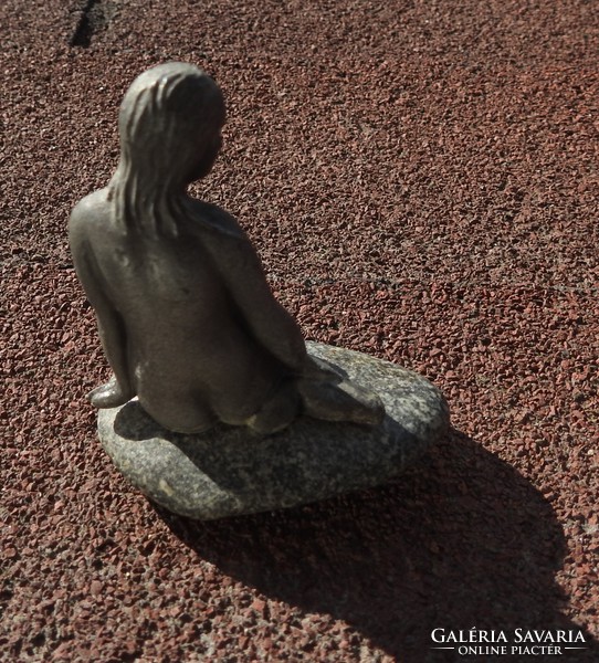 Meztelen nő kövön - akt szobor