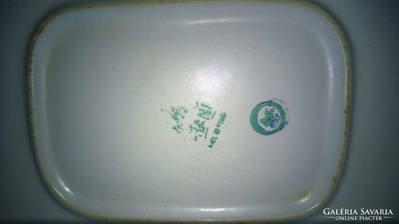 Porcelain baking dish v. Offering bowl with thick walls, never used as a tray, new condition