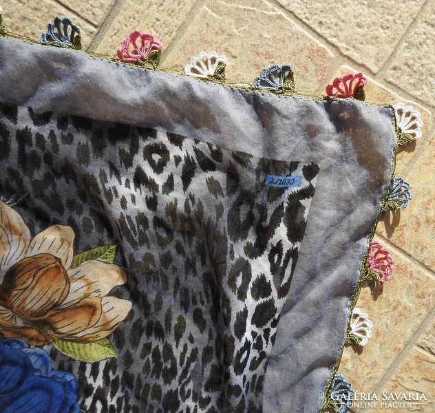Tavirózsa mintás luxus selyemkendő a szélein horgolt díszekkel