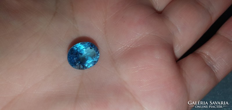 Beautiful blue topaz gemstone - new 11x9mm